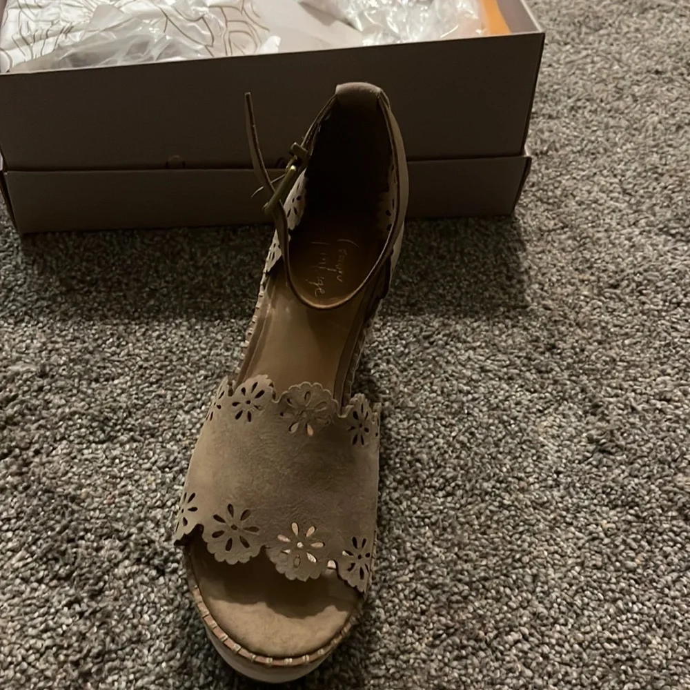 Crown Vintage nude suede wedge 7.5 - Picture 2 of 4